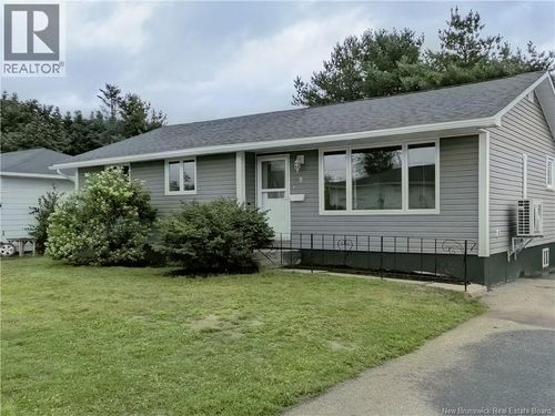 8 Bramalea Ave, House with 3 bedrooms, 2 bathrooms and null parking in Miramichi NB | Card Image
