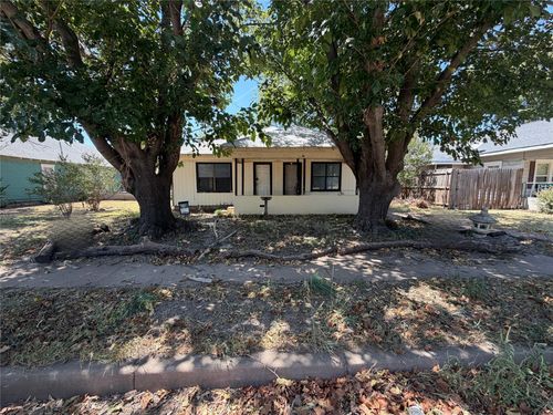 503 N Cedar St, Seymour, TX, 76380-1615 | Card Image