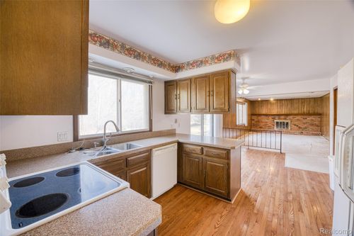 33120 Oak Hollow St, Farmington Hills, MI, 48334-1964 | Card Image