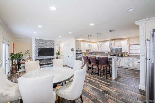 88 Elmwood St, Plainview, NY, 11803-3403 | Card Image