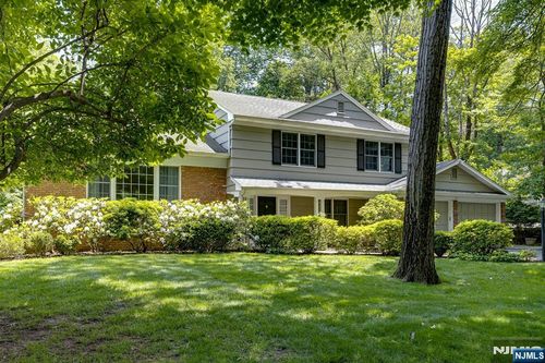 211 Lorraine Dr, Berkeley Heights, NJ, 07922-2341 | Card Image