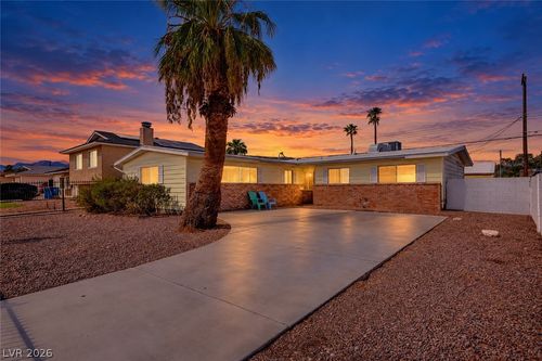 6220 Shawnee Ave, Las Vegas, NV, 89107-2563 | Card Image