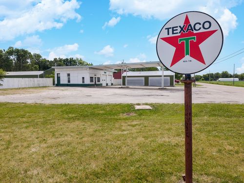 504 N Division St, Chenoa, IL, 61726-1052 | Card Image