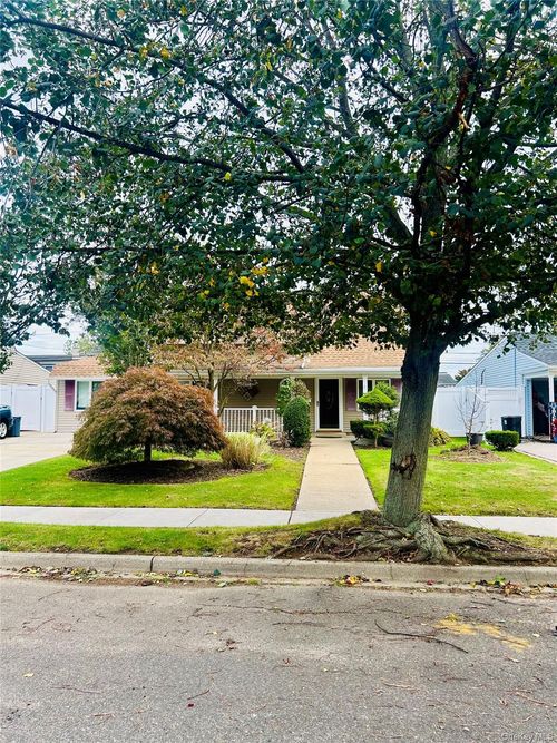 27 Wildflower Ln, Wantagh, NY, 11793-1212 | Card Image