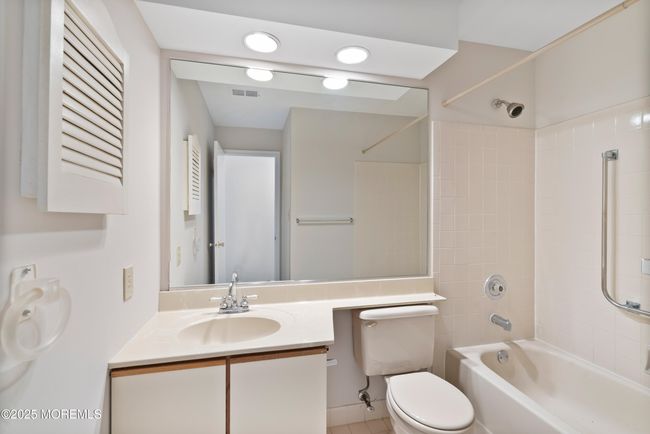 12-1 - 437 Hampton Ct, Condo with 2 bedrooms, 2 bathrooms and 1 parking in Manalapan NJ | Image 14