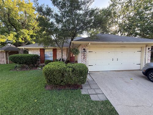 737 Hampshire Dr, Burleson, TX, 76028-4015 | Card Image