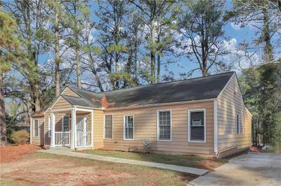 2069 Sw Sandtown Road Sw, House other with 5 bedrooms, 2 bathrooms and null parking in Atlanta GA | Image 1