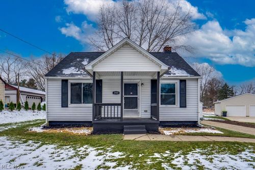 3949 Beck Ave, Louisville, OH, 44641-9458 | Card Image