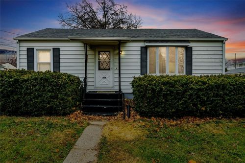 404 E Sycamore St, Anamosa, IA, 52205-1346 | Card Image