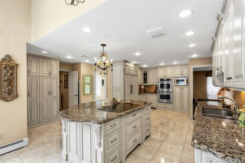 7 Albertson Ln, Old Westbury, NY, 11568-1412 | Card Image