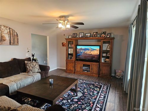 5244 Applewood Dr, Flushing, MI, 48433-1193 | Card Image