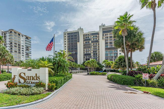 806 - 3100 N Highway A1a, Condo with 3 bedrooms, 2 bathrooms and null parking in Hutchinson Island FL | Image 1