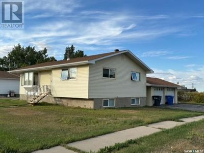 303 Dominion Bay, House other with 4 bedrooms, 2 bathrooms and null parking in Central Butte SK | Image 3