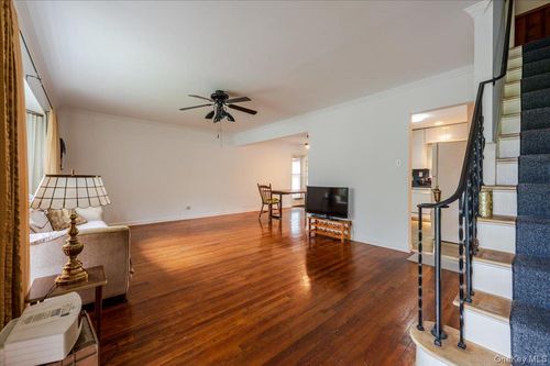 10 Linden St, Malverne, NY, 11565-1326 | Card Image