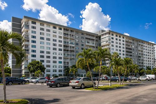 315-3800 Hillcrest Dr, Hollywood, FL, 33021-7976 | Card Image