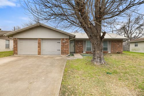 2204 Smith Ave, Taylor, TX, 76574-1457 | Card Image
