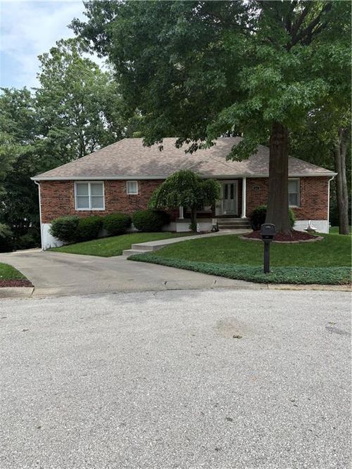 811 Nw Heatherwood Drive, Blue Springs, MO, 64015 | Card Image