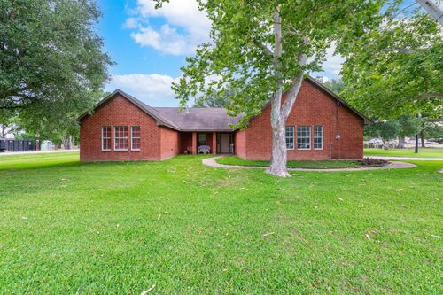 330 N 4th St, Beasley, TX, 77417-9442 | Card Image