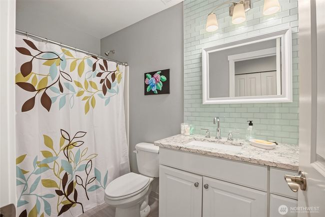 Upper Hallway Full Bath | Image 24