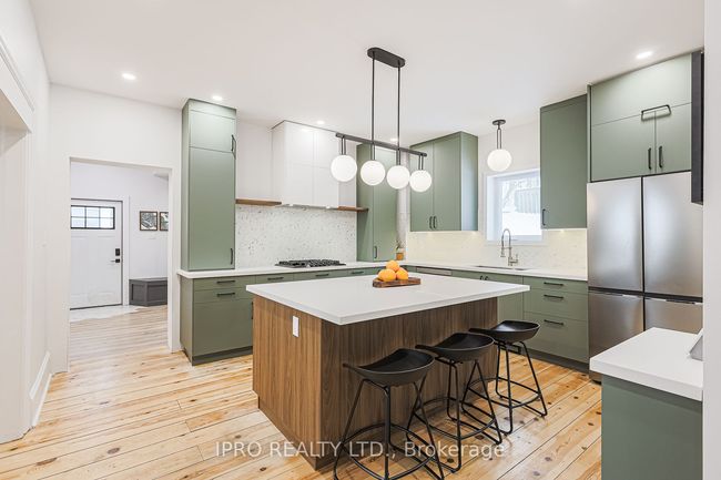 19051 Centre St, House other with 4 bedrooms, 2 bathrooms and 8 parking in Mount Albert ON | Image 7