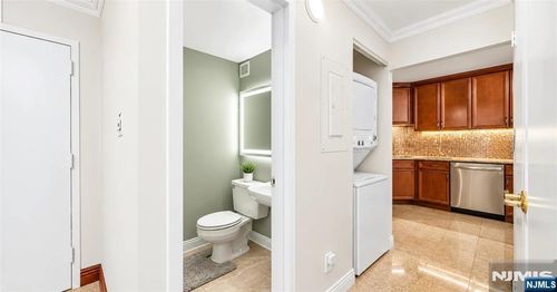 1055 River Rd, Edgewater, NJ, 07020-1364 | Card Image