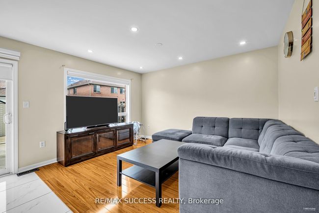 28 Herdwick St, House attached with 4 bedrooms, 4 bathrooms and 4 parking in Brampton ON | Image 9