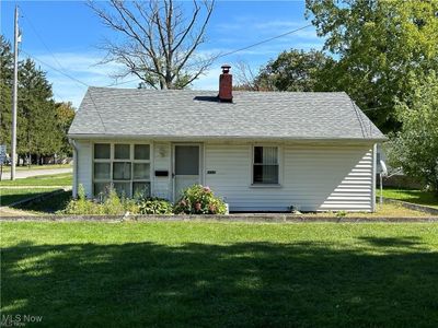 View of front of property with a front yard | Image 1