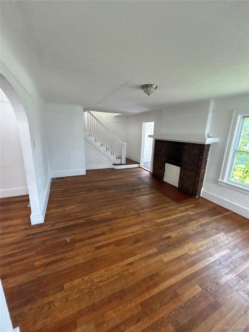 11824 Wilshire Dr, Detroit, MI, 48213-1697 | Card Image