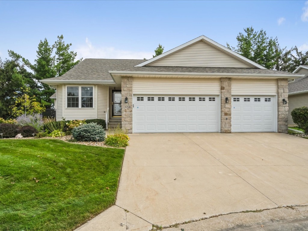 Greens Way Ct, Cedar Rapids, IA 52402