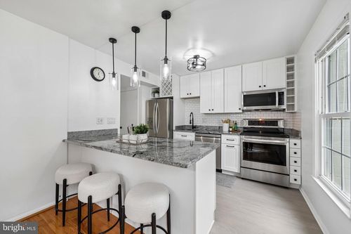 8561 Dellway Ln, VIENNA, VA, 22180-7091 | Card Image