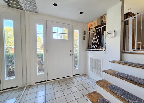 12 Willow St, Selden, NY, 11784-2808 | Card Image