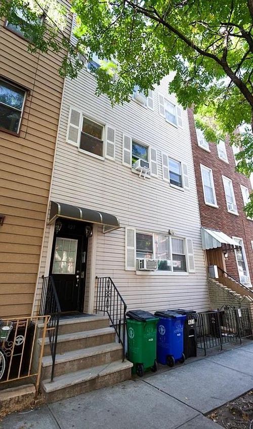 427 Humboldt St, Brooklyn, NY, 11211-2492 | Card Image