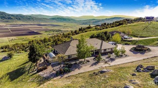 26700 Skyline Dr, House other with 3 bedrooms, 3 bathrooms and null parking in Tehachapi CA | Image 6