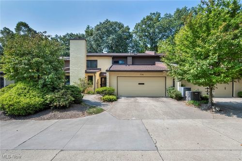 736 Hampton Ridge Dr, Akron, OH, 44313-5024 | Card Image