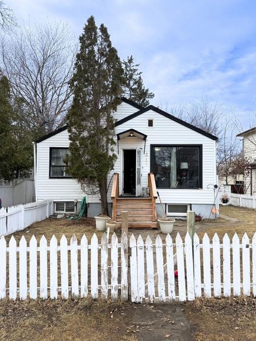 319 7 St Se, Medicine Hat, AB, T1A1J8 | Card Image