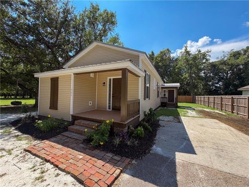 565 S 6th St, Ponchatoula, LA, 70454-3523 | Card Image