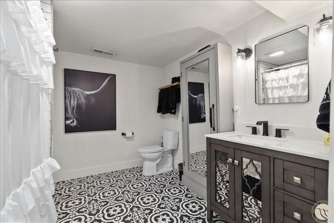 Bathroom (en-suite) - Basement | Image 23