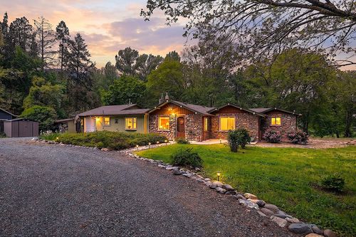 8720 Rogue River Hwy, Grants Pass, OR, 97527-4354 | Card Image