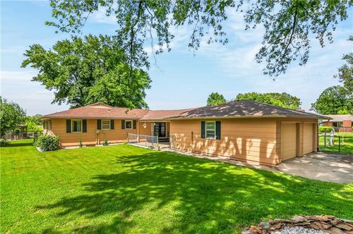 3807 Sw Christie Ter, Saint Joseph, MO, 64504-9562 | Card Image