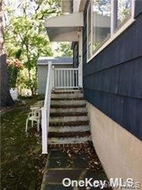 7 Dickinson Ave, E Northport, NY, 11731-1129 | Card Image