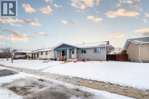 711 Main St S, Redcliff, AB, T0J2P2 | Card Image