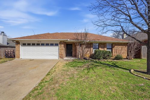 817 Ackers Dr, Arlington, TX, 76001-7572 | Card Image