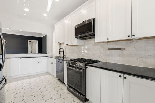 1-1221 E Hyde Park Blvd, Chicago, IL, 60615-2900 | Card Image