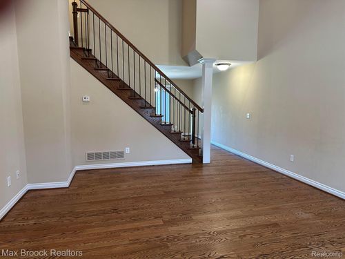 1049 Birchwood Dr, Troy, MI, 48083-1805 | Card Image