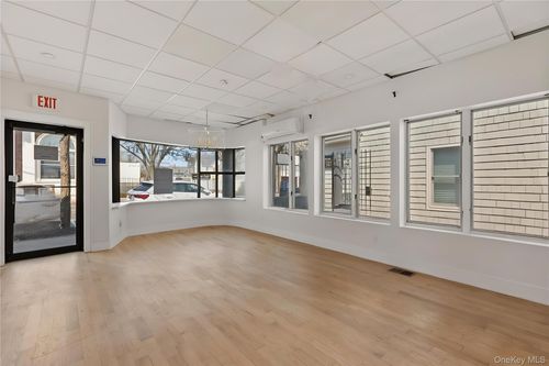 126A Main St, Islip, NY, 11751-3417 | Card Image