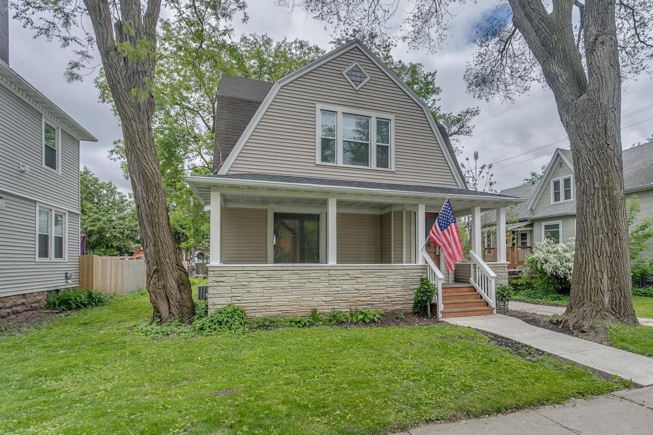 Dousman St, Green Bay, WI 54303