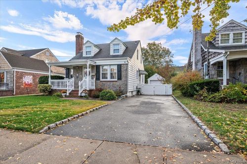 11 Walker St, Malverne, NY, 11565-1828 | Card Image