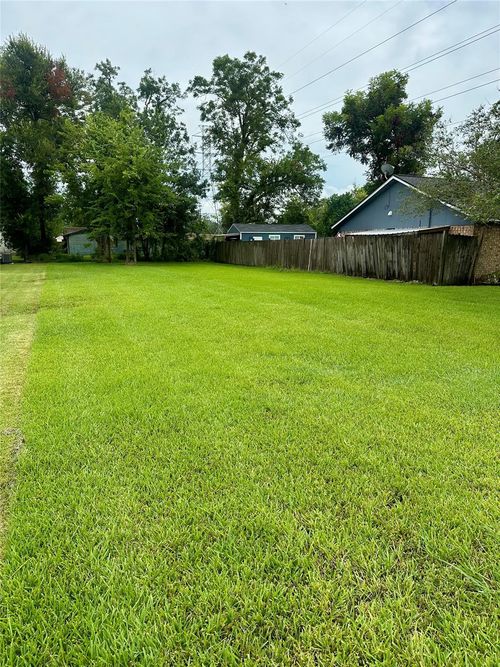 527 Brazoswood Dr, Clute, TX, 77531-3524 | Card Image