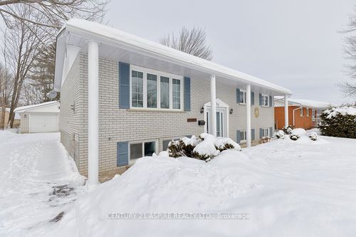23 Park Dr, Petawawa, ON, K8H2C9 | Card Image