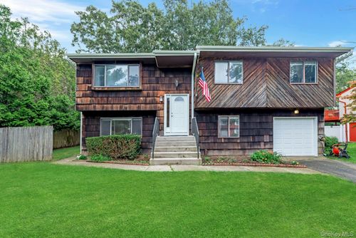 39 Woodbrook Dr, Ridge, NY, 11961-2133 | Card Image